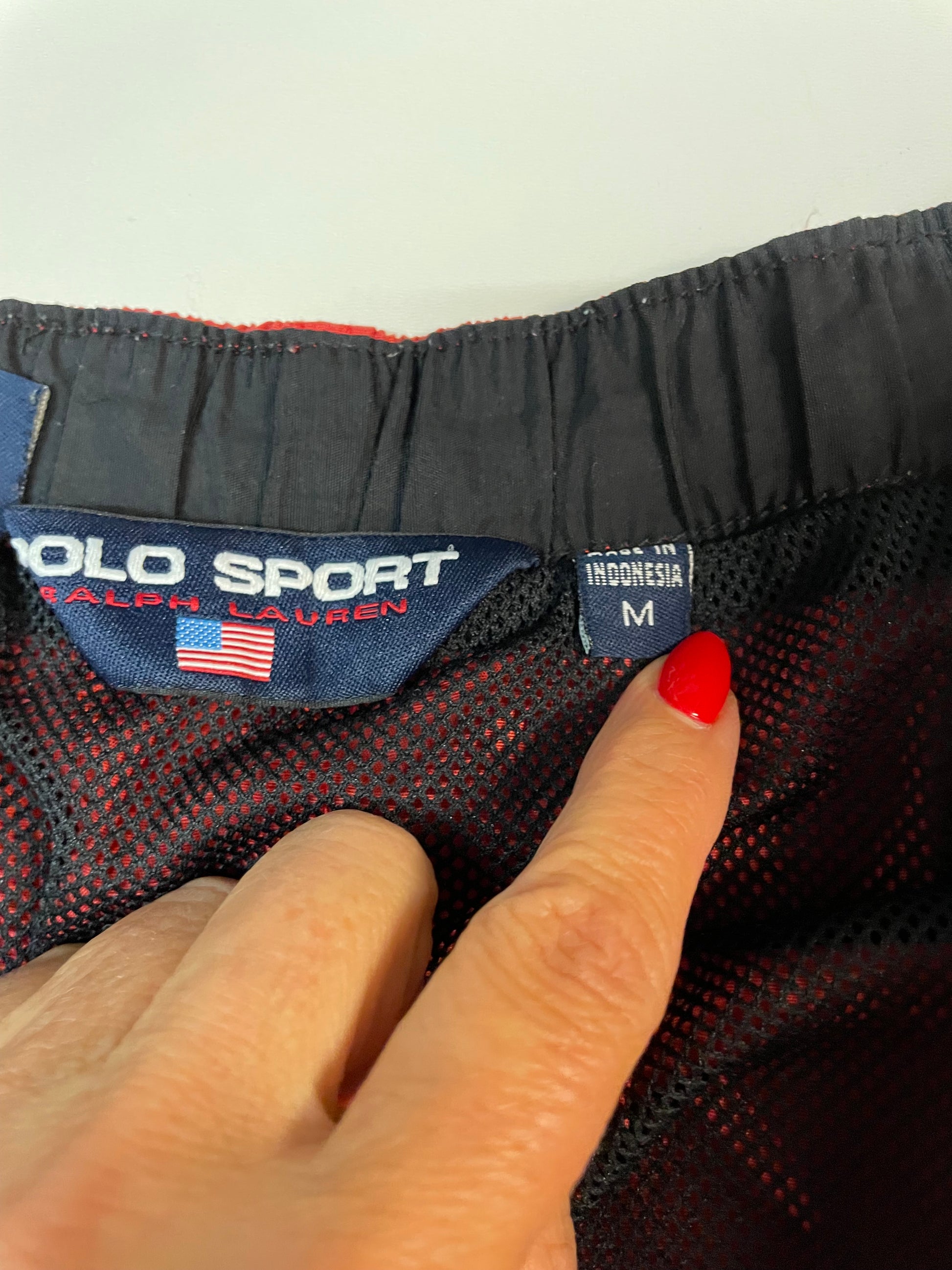 Entdecke unsere Vintage Track Pants von Nike und anderen Marken, erhältlich bei Valuxery.de - Dein Shop für trendige Vintage - Kleidung. Unsere Track Pants sind aus hochwertigen Materialien und