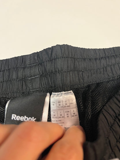 Entdecke unsere Vintage Track Pants von Nike und anderen Marken, erhältlich bei Valuxery.de - Dein Shop für trendige Vintage - Kleidung. Unsere Track Pants sind aus hochwertigen Materialien und