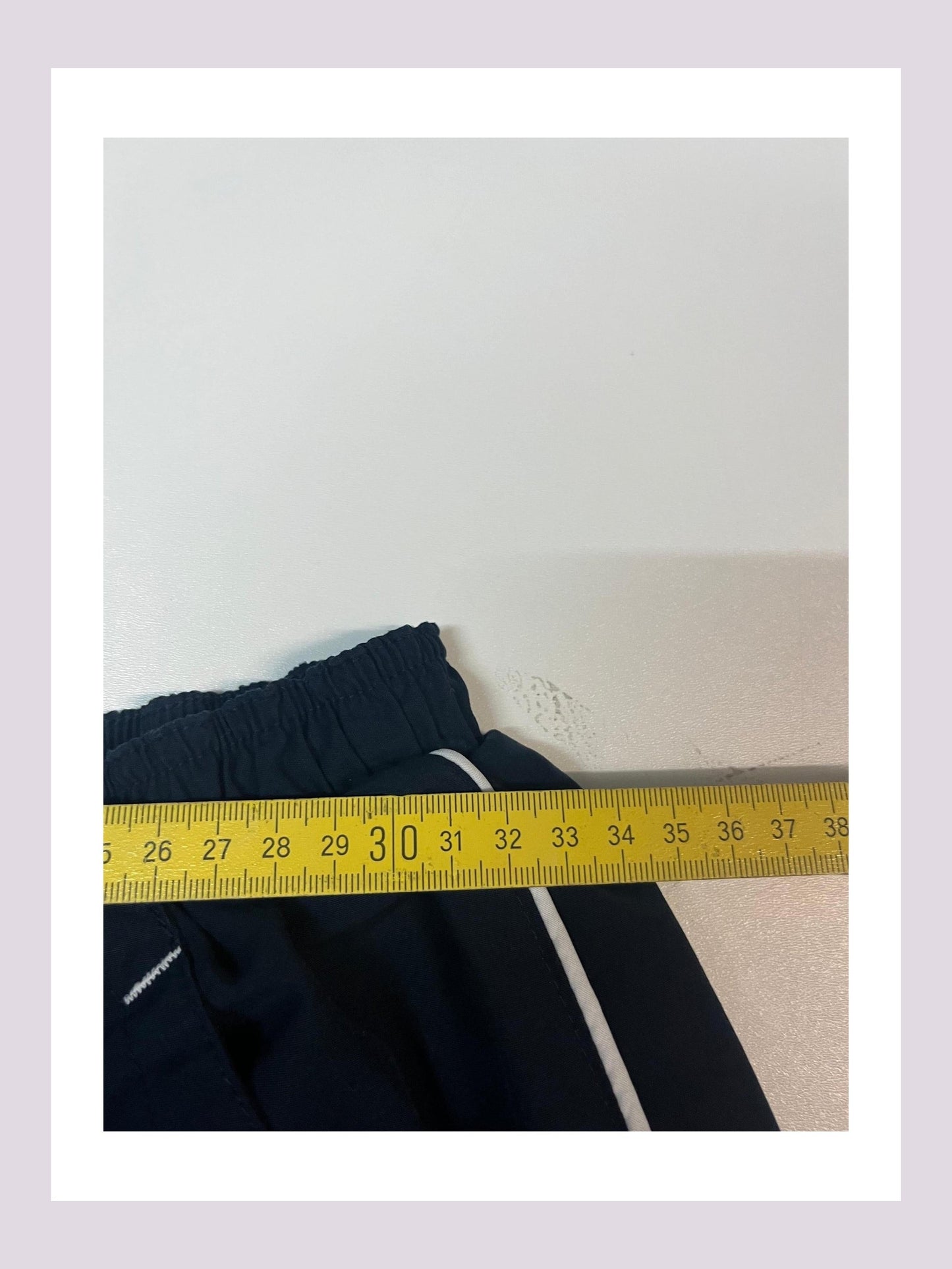 Entdecke unsere Vintage Track Pants von Nike und anderen Marken, erhältlich bei Valuxery.de - Dein Shop für trendige Vintage - Kleidung. Unsere Track Pants sind aus hochwertigen Materialien und