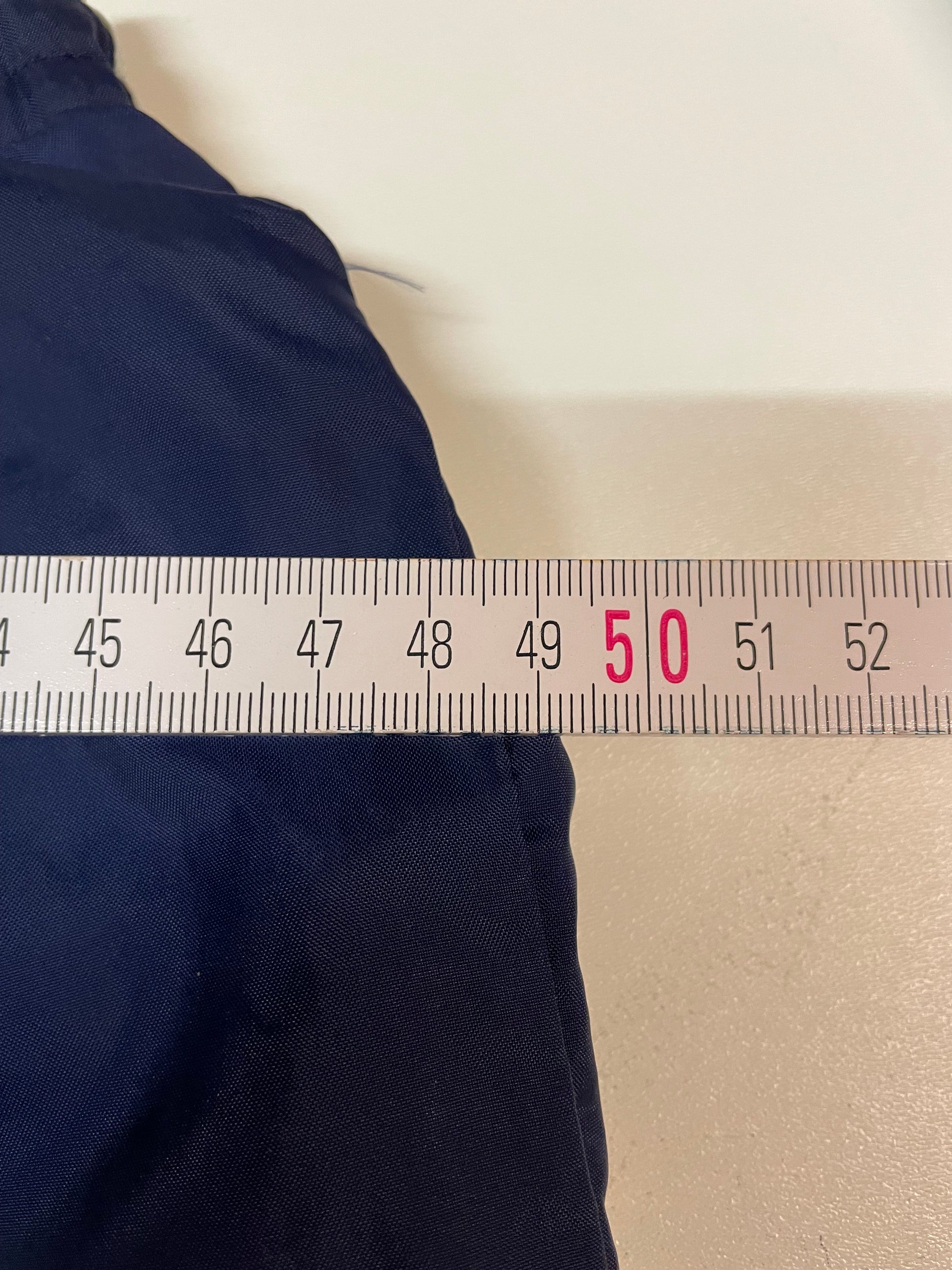 Entdecke unsere Vintage Track Pants von Nike und anderen Marken, erhältlich bei Valuxery.de - Dein Shop für trendige Vintage - Kleidung. Unsere Track Pants sind aus hochwertigen Materialien und