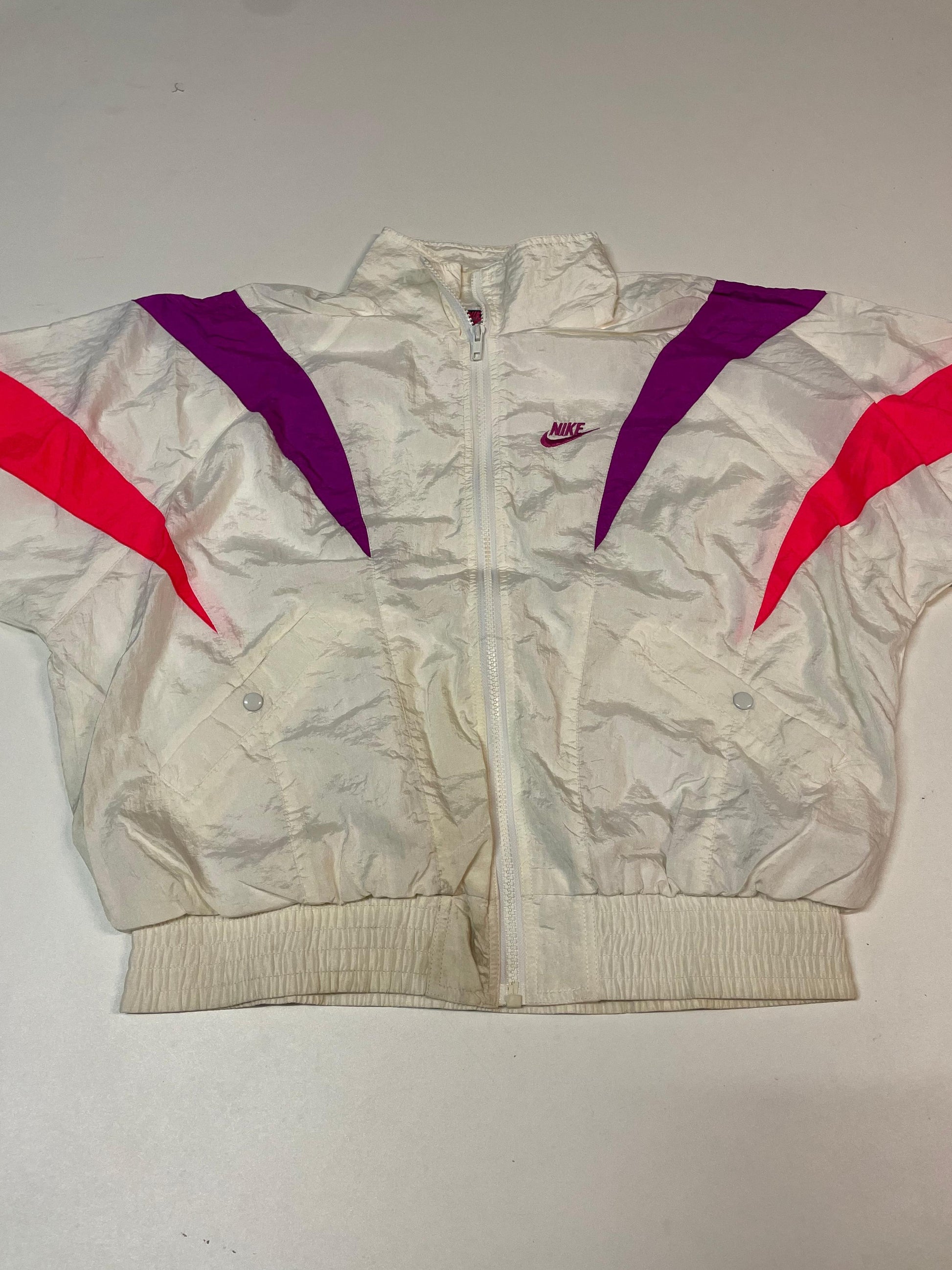 Entdecke unsere Vintage Track Pants von Nike und anderen Marken, erhältlich bei Valuxery.de - Dein Shop für trendige Vintage - Kleidung. Unsere Track Pants sind aus hochwertigen Materialien und