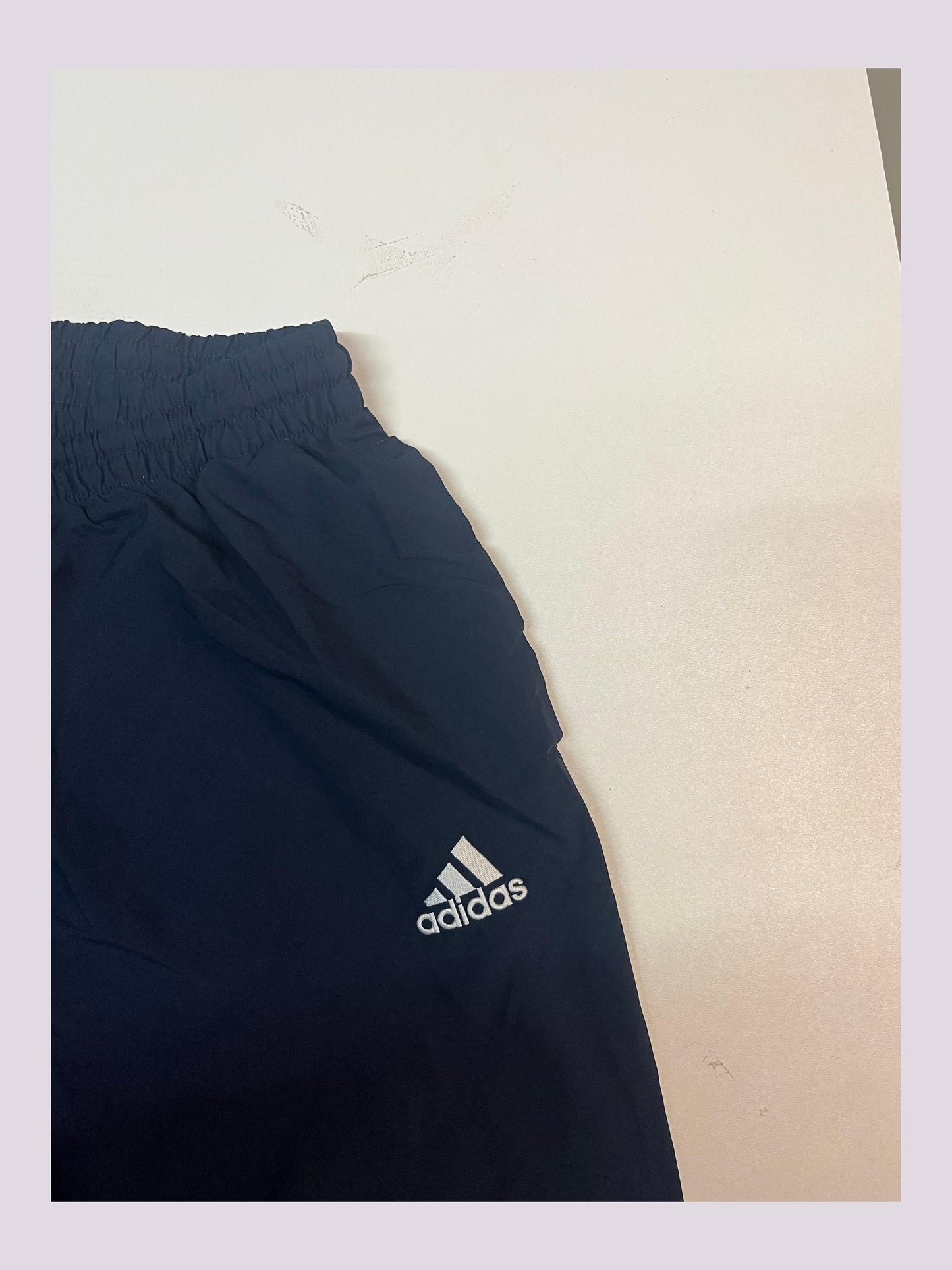 Entdecke unsere Vintage Track Pants von Nike und anderen Marken, erhältlich bei Valuxery.de - Dein Shop für trendige Vintage - Kleidung. Unsere Track Pants sind aus hochwertigen Materialien und