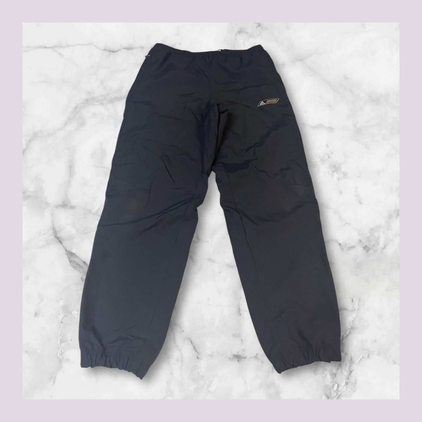 Entdecke unsere Vintage Track Pants von Nike und anderen Marken, erhältlich bei Valuxery.de - Dein Shop für trendige Vintage - Kleidung. Unsere Track Pants sind aus hochwertigen Materialien und