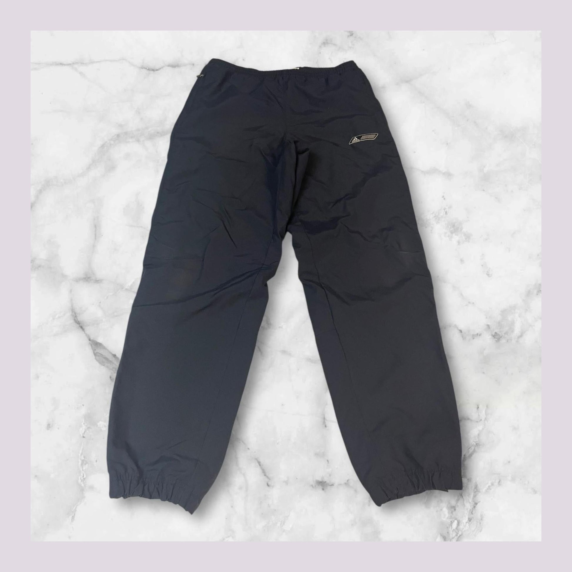 Entdecke unsere Vintage Track Pants von Nike und anderen Marken, erhältlich bei Valuxery.de - Dein Shop für trendige Vintage - Kleidung. Unsere Track Pants sind aus hochwertigen Materialien und