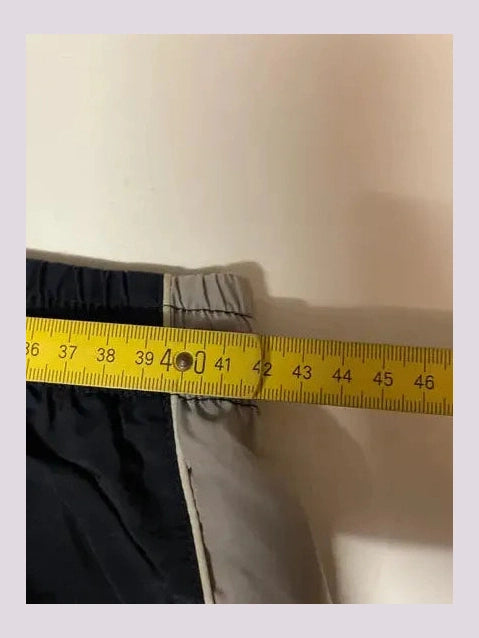 Entdecke unsere Vintage Track Pants von Nike und anderen Marken, erhältlich bei Valuxery.de - Dein Shop für trendige Vintage - Kleidung. Unsere Track Pants sind aus hochwertigen Materialien und