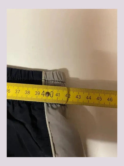 Entdecke unsere Vintage Track Pants von Nike und anderen Marken, erhältlich bei Valuxery.de - Dein Shop für trendige Vintage - Kleidung. Unsere Track Pants sind aus hochwertigen Materialien und