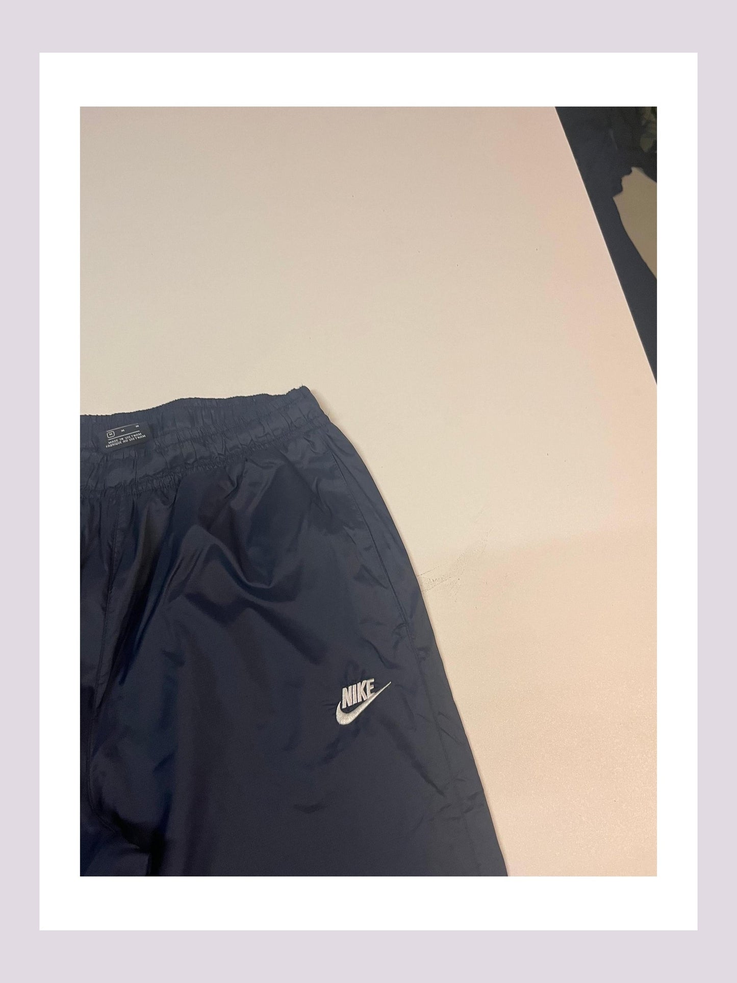 Entdecke unsere Vintage Track Pants von Nike und anderen Marken, erhältlich bei Valuxery.de - Dein Shop für trendige Vintage - Kleidung. Unsere Track Pants sind aus hochwertigen Materialien und