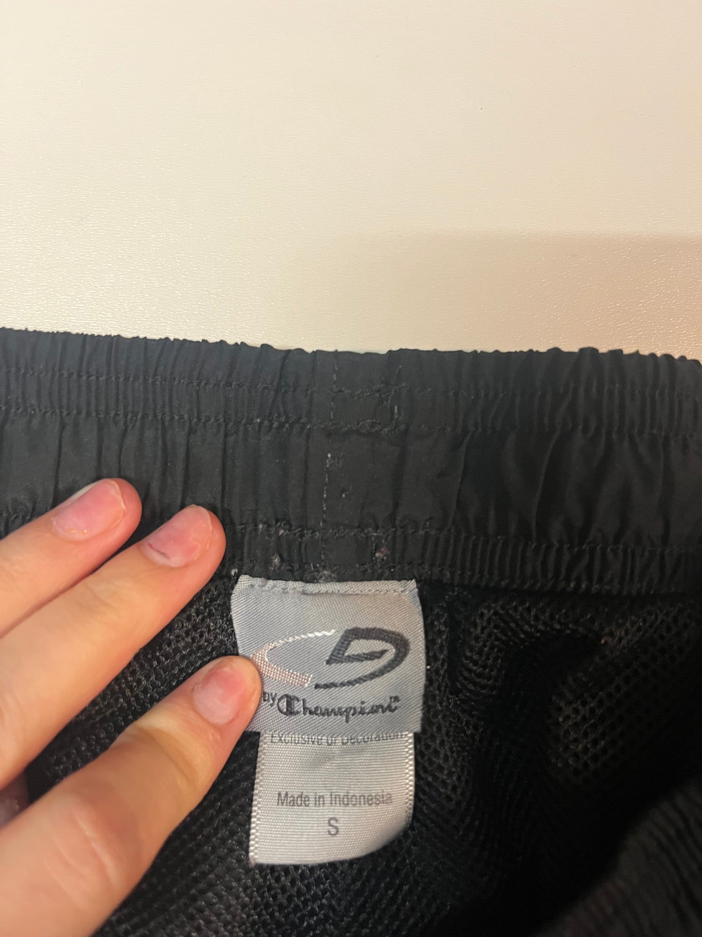 Entdecke unsere Vintage Track Pants von Nike und anderen Marken, erhältlich bei Valuxery.de - Dein Shop für trendige Vintage - Kleidung. Unsere Track Pants sind aus hochwertigen Materialien und