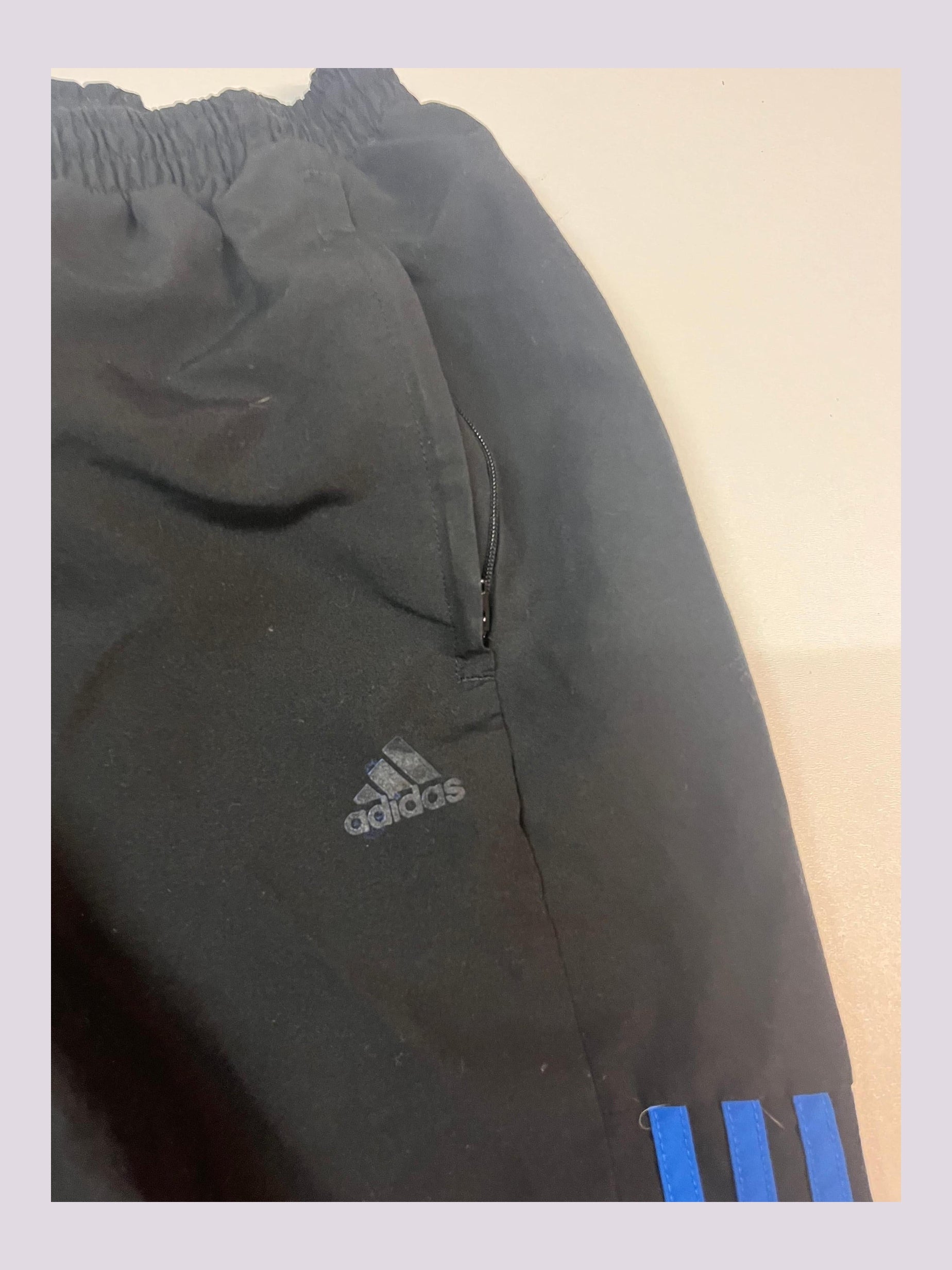 Entdecke unsere Vintage Track Pants von Nike und anderen Marken, erhältlich bei Valuxery.de - Dein Shop für trendige Vintage - Kleidung. Unsere Track Pants sind aus hochwertigen Materialien und