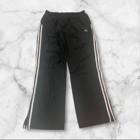 Entdecke unsere Vintage Track Pants von Nike und anderen Marken, erhältlich bei Valuxery.de - Dein Shop für trendige Vintage - Kleidung. Unsere Track Pants sind aus hochwertigen Materialien und