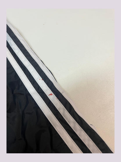 Entdecke unsere Vintage Track Pants von Nike und anderen Marken, erhältlich bei Valuxery.de - Dein Shop für trendige Vintage - Kleidung. Unsere Track Pants sind aus hochwertigen Materialien und