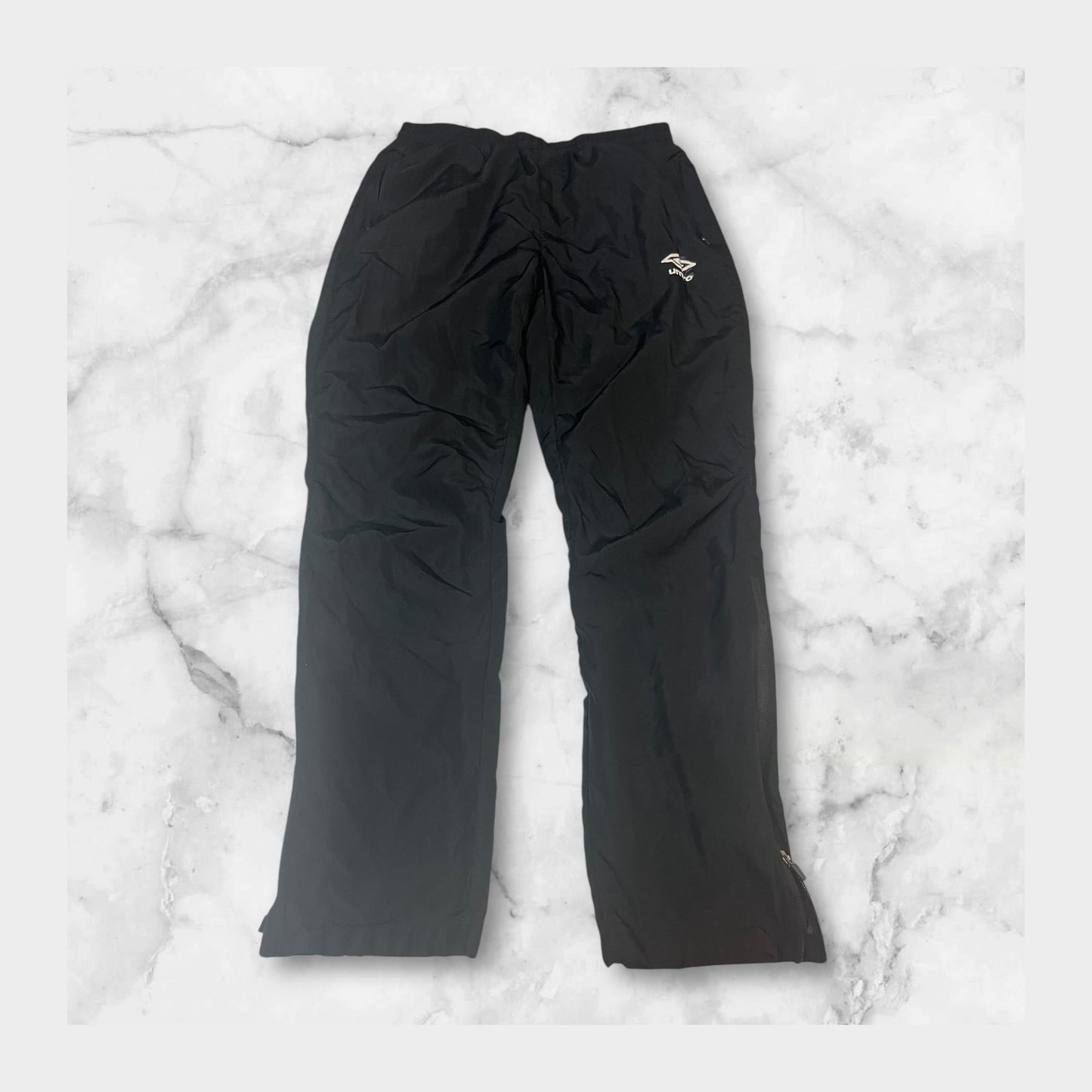 Entdecke unsere Vintage Track Pants von Nike und anderen Marken, erhältlich bei Valuxery.de - Dein Shop für trendige Vintage - Kleidung. Unsere Track Pants sind aus hochwertigen Materialien und