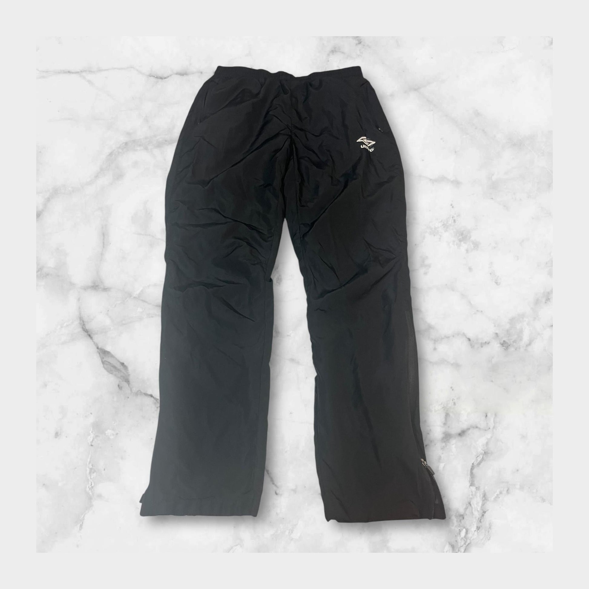 Entdecke unsere Vintage Track Pants von Nike und anderen Marken, erhältlich bei Valuxery.de - Dein Shop für trendige Vintage - Kleidung. Unsere Track Pants sind aus hochwertigen Materialien und
