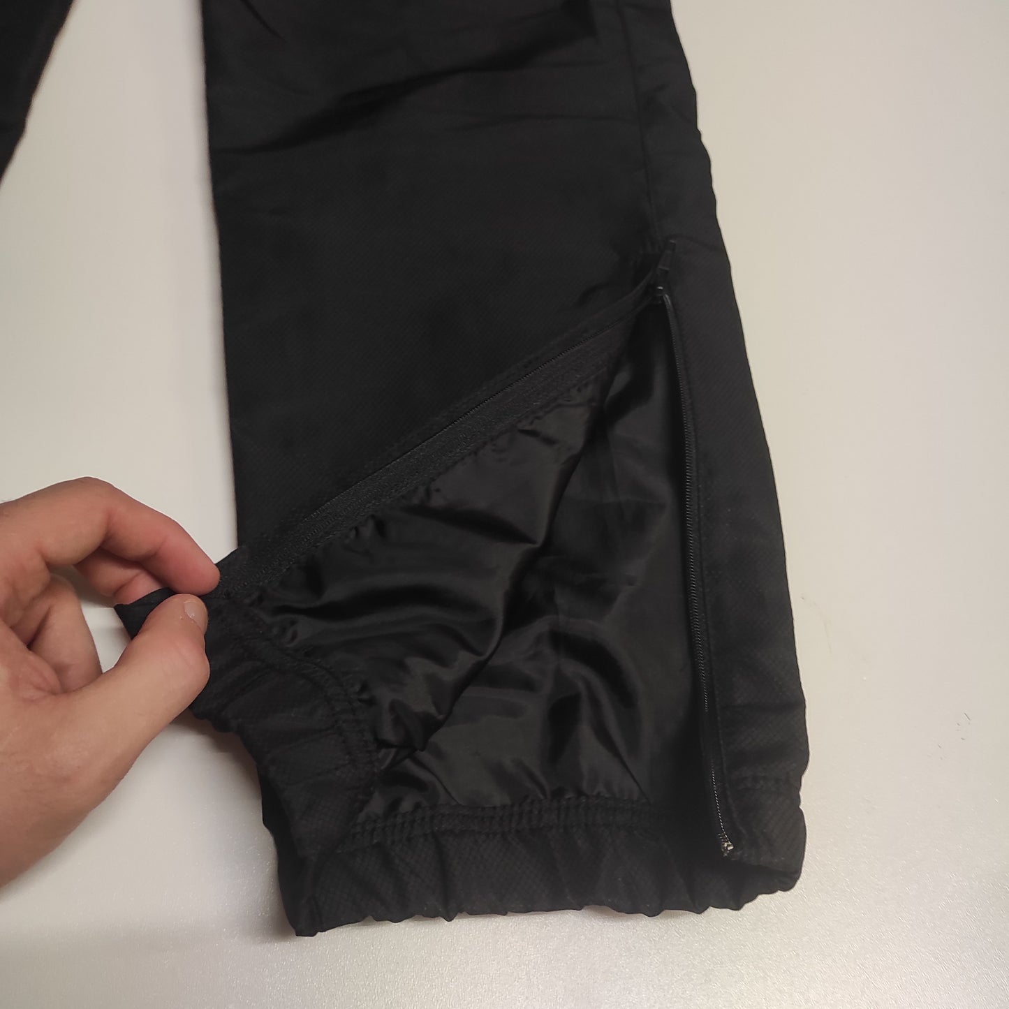 Entdecke unsere Vintage Track Pants von Nike und anderen Marken, erhältlich bei Valuxery.de - Dein Shop für trendige Vintage - Kleidung. Unsere Track Pants sind aus hochwertigen Materialien und