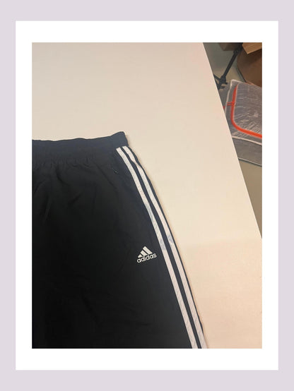 Entdecke unsere Vintage Track Pants von Nike und anderen Marken, erhältlich bei Valuxery.de - Dein Shop für trendige Vintage - Kleidung. Unsere Track Pants sind aus hochwertigen Materialien und