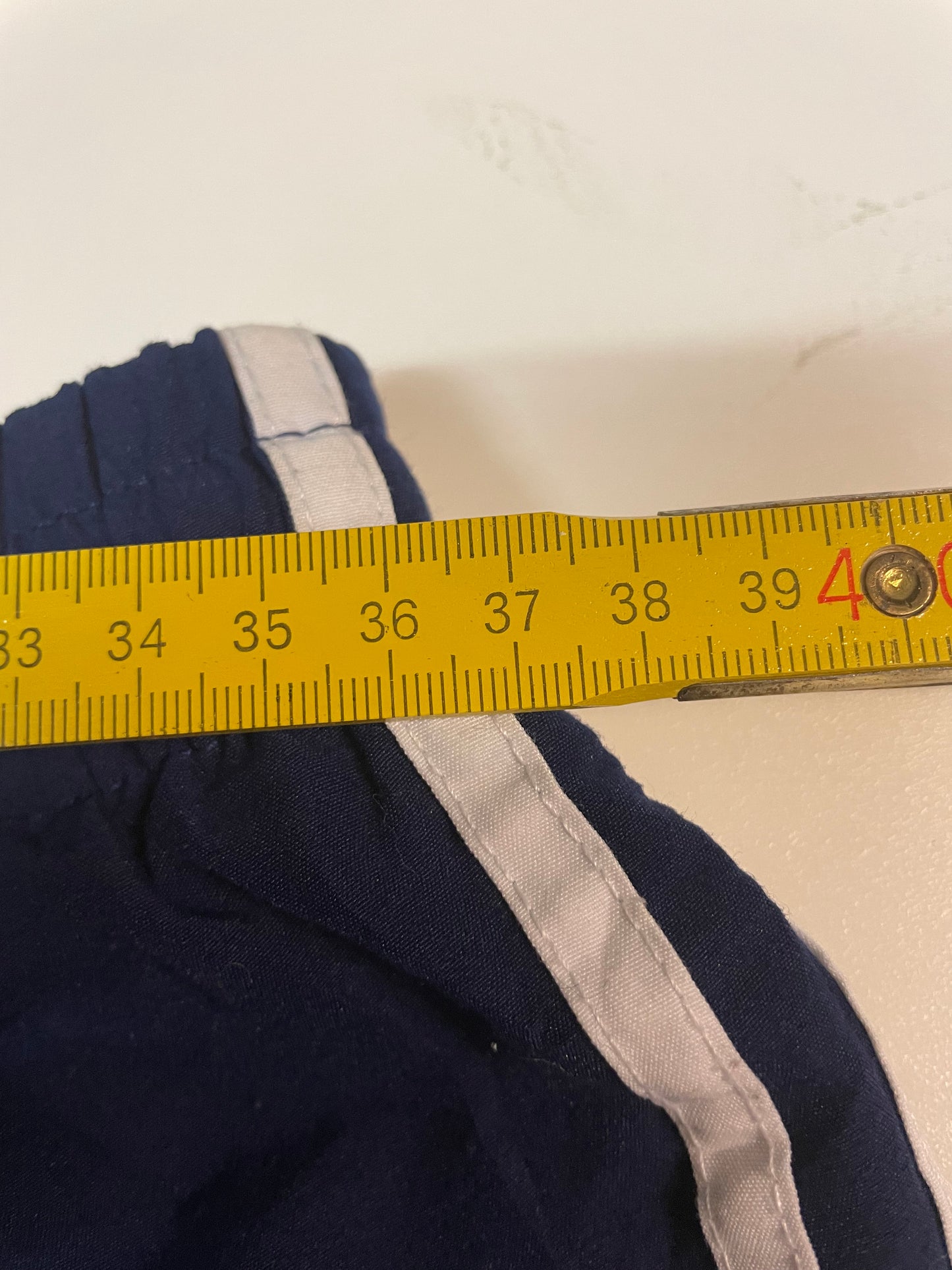 Entdecke unsere Vintage Track Pants von Nike und anderen Marken, erhältlich bei Valuxery.de - Dein Shop für trendige Vintage - Kleidung. Unsere Track Pants sind aus hochwertigen Materialien und