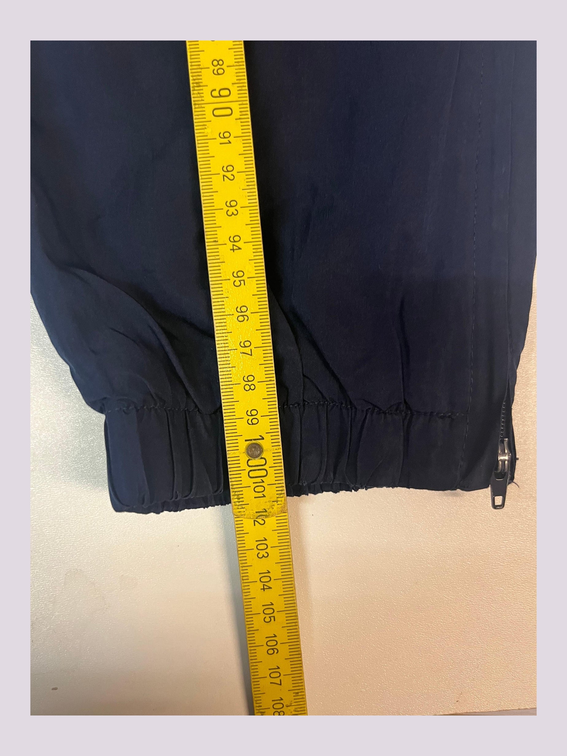 Entdecke unsere Vintage Track Pants von Nike und anderen Marken, erhältlich bei Valuxery.de - Dein Shop für trendige Vintage - Kleidung. Unsere Track Pants sind aus hochwertigen Materialien und