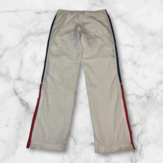 Entdecke unsere Vintage Track Pants von Nike und anderen Marken, erhältlich bei Valuxery.de - Dein Shop für trendige Vintage - Kleidung. Unsere Track Pants sind aus hochwertigen Materialien und