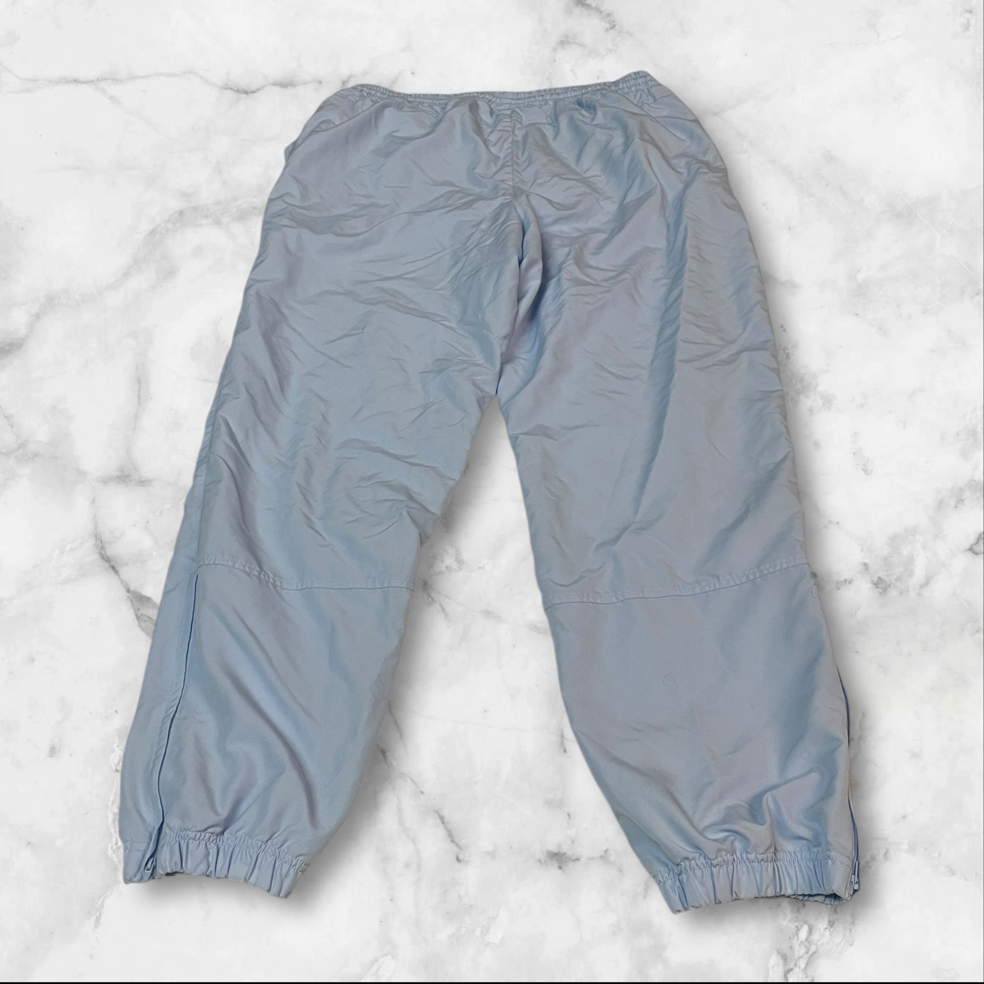Entdecke unsere Vintage Track Pants von Nike und anderen Marken, erhältlich bei Valuxery.de - Dein Shop für trendige Vintage - Kleidung. Unsere Track Pants sind aus hochwertigen Materialien und