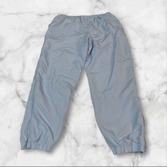 Entdecke unsere Vintage Track Pants von Nike und anderen Marken, erhältlich bei Valuxery.de - Dein Shop für trendige Vintage - Kleidung. Unsere Track Pants sind aus hochwertigen Materialien und