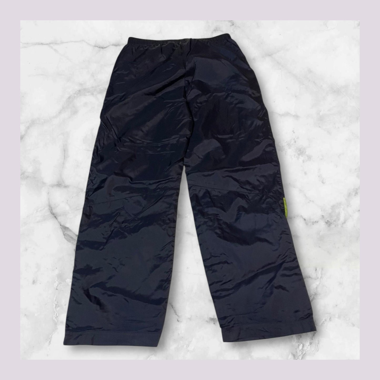 Entdecke unsere Vintage Track Pants von Nike und anderen Marken, erhältlich bei Valuxery.de - Dein Shop für trendige Vintage - Kleidung. Unsere Track Pants sind aus hochwertigen Materialien und