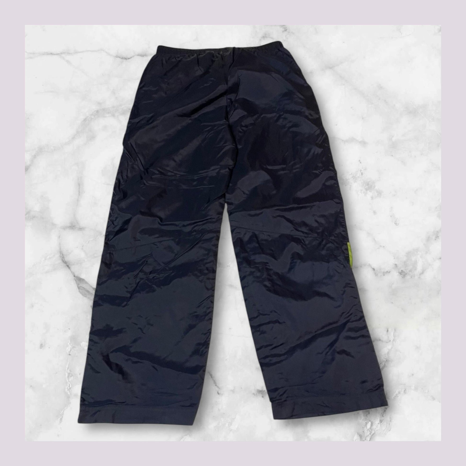 Entdecke unsere Vintage Track Pants von Nike und anderen Marken, erhältlich bei Valuxery.de - Dein Shop für trendige Vintage - Kleidung. Unsere Track Pants sind aus hochwertigen Materialien und