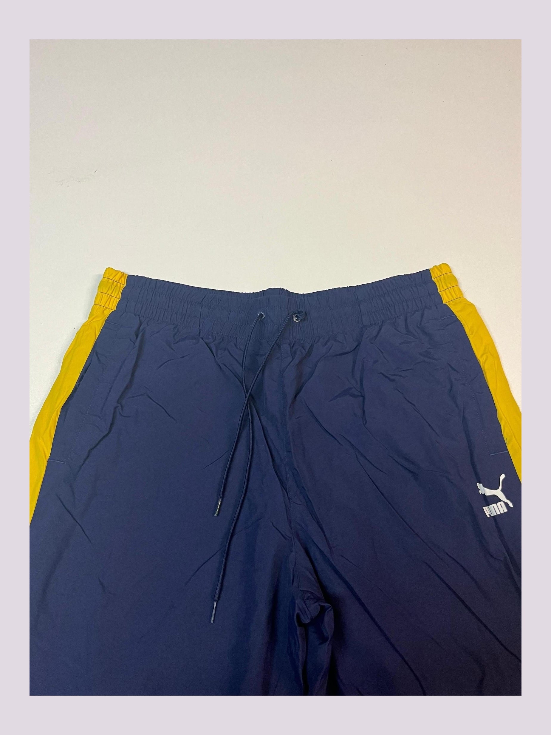 Entdecke unsere Vintage Track Pants von Nike und anderen Marken, erhältlich bei Valuxery.de - Dein Shop für trendige Vintage - Kleidung. Unsere Track Pants sind aus hochwertigen Materialien und