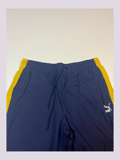 Entdecke unsere Vintage Track Pants von Nike und anderen Marken, erhältlich bei Valuxery.de - Dein Shop für trendige Vintage - Kleidung. Unsere Track Pants sind aus hochwertigen Materialien und