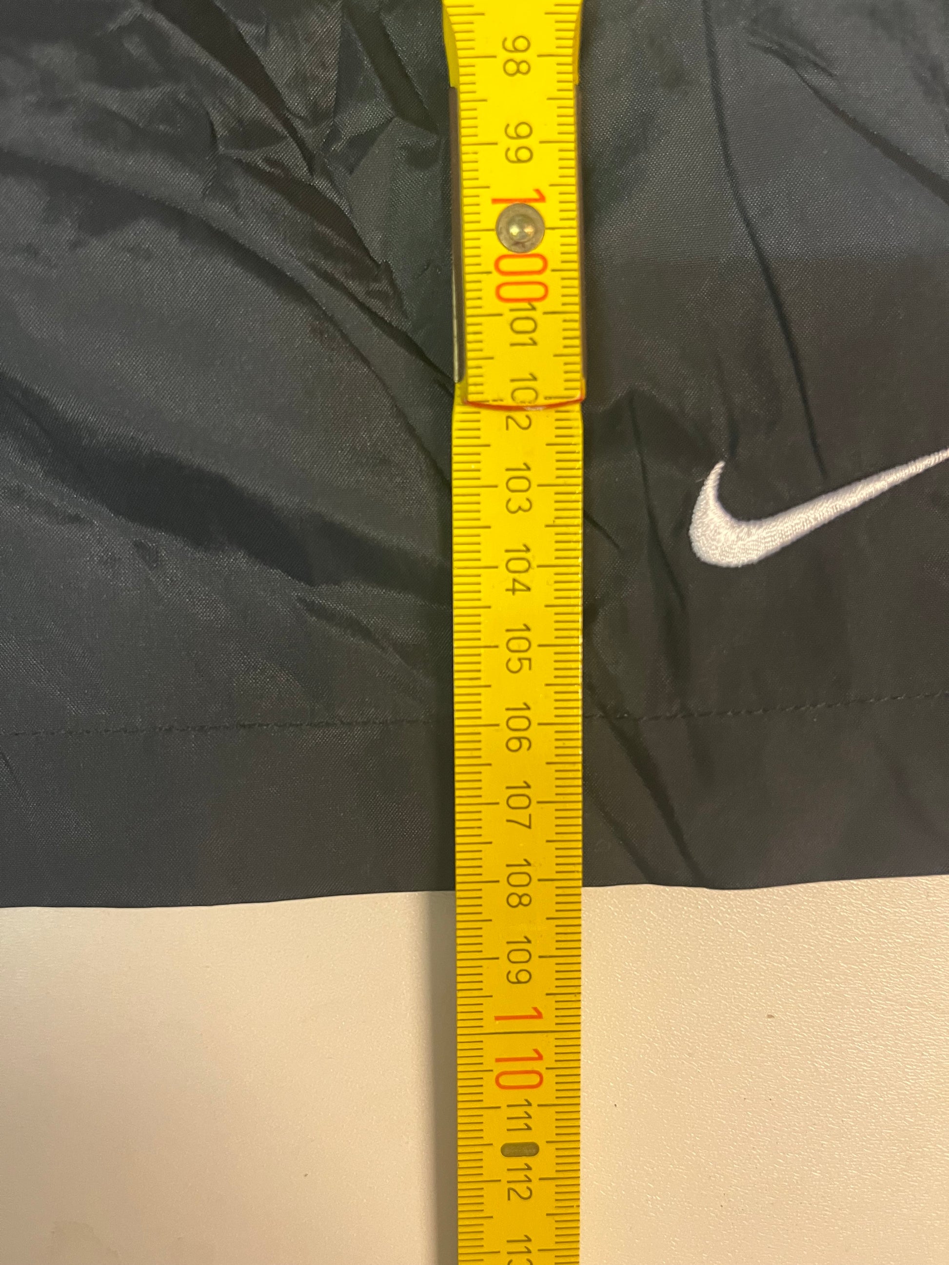 Entdecke unsere Vintage Track Pants von Nike und anderen Marken, erhältlich bei Valuxery.de - Dein Shop für trendige Vintage - Kleidung. Unsere Track Pants sind aus hochwertigen Materialien und