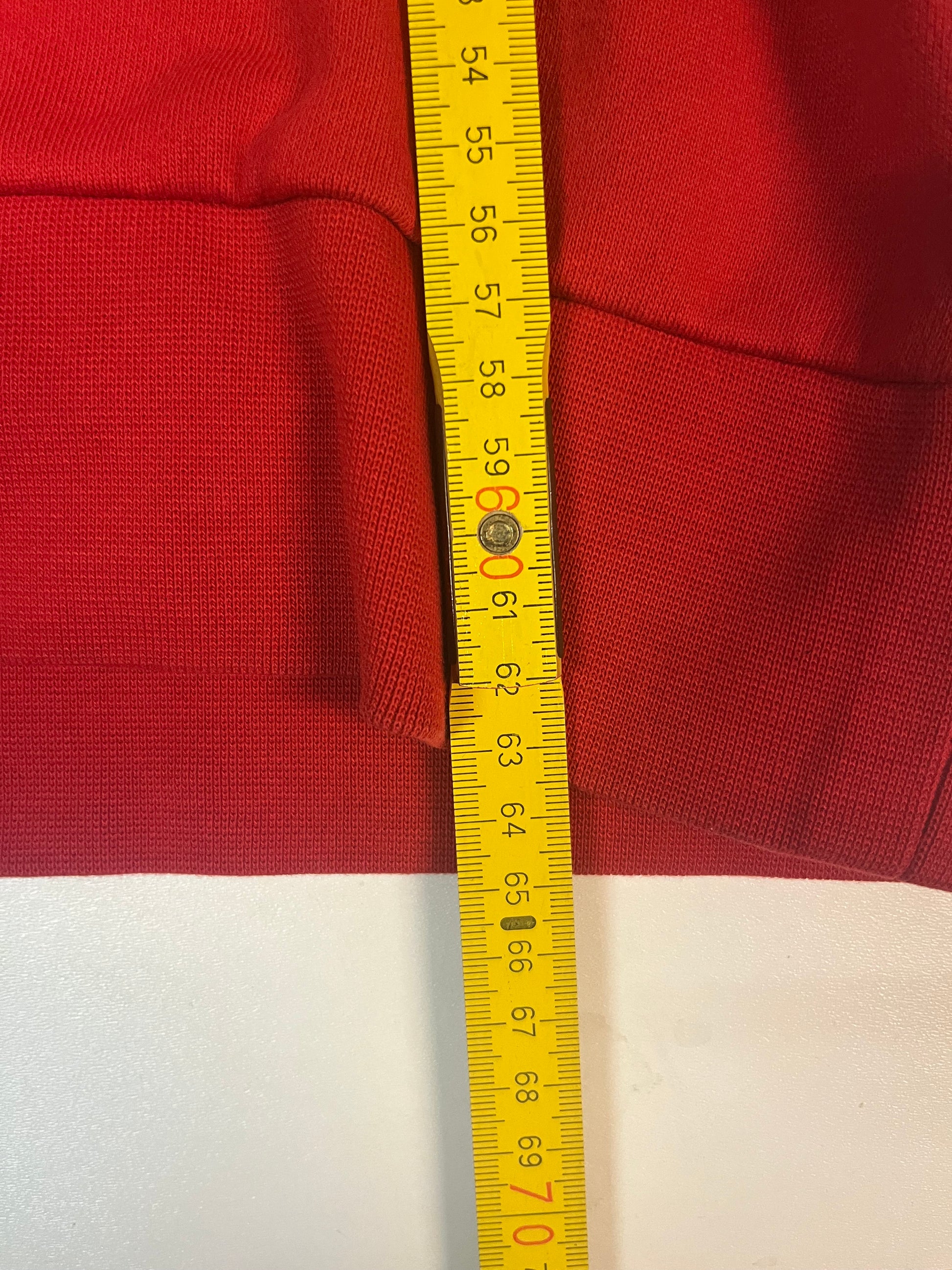 Entdecke unsere Vintage Track Pants von Nike und anderen Marken, erhältlich bei Valuxery.de - Dein Shop für trendige Vintage - Kleidung. Unsere Track Pants sind aus hochwertigen Materialien und