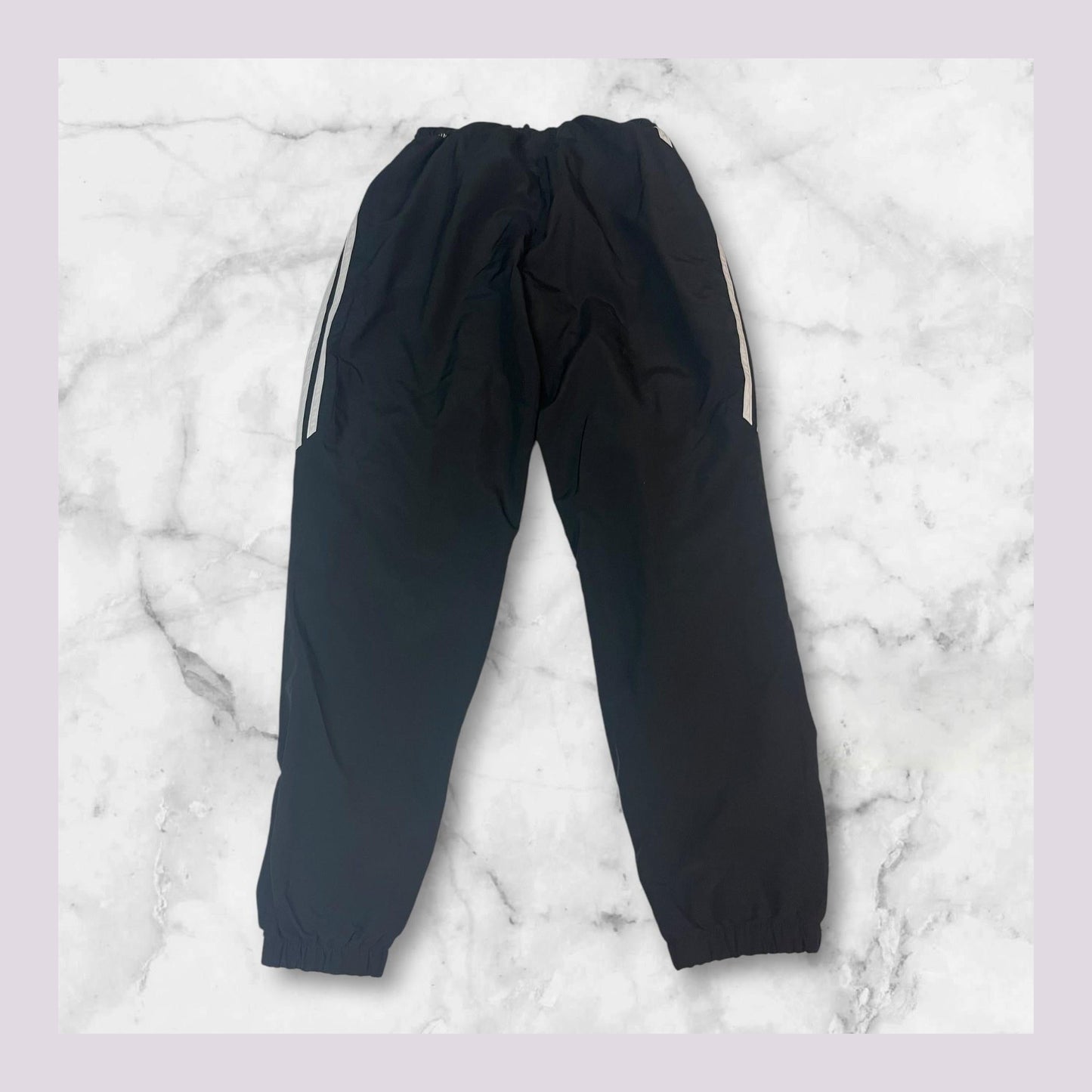 Entdecke unsere Vintage Track Pants von Nike und anderen Marken, erhältlich bei Valuxery.de - Dein Shop für trendige Vintage - Kleidung. Unsere Track Pants sind aus hochwertigen Materialien und