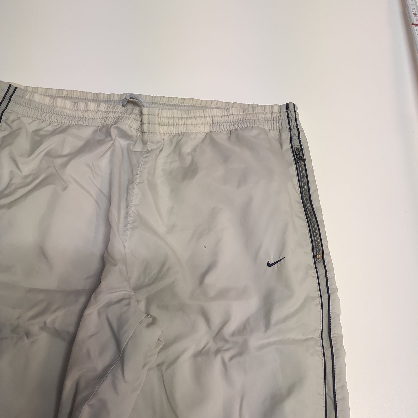 Entdecke unsere Vintage Track Pants von Nike und anderen Marken, erhältlich bei Valuxery.de - Dein Shop für trendige Vintage - Kleidung. Unsere Track Pants sind aus hochwertigen Materialien und