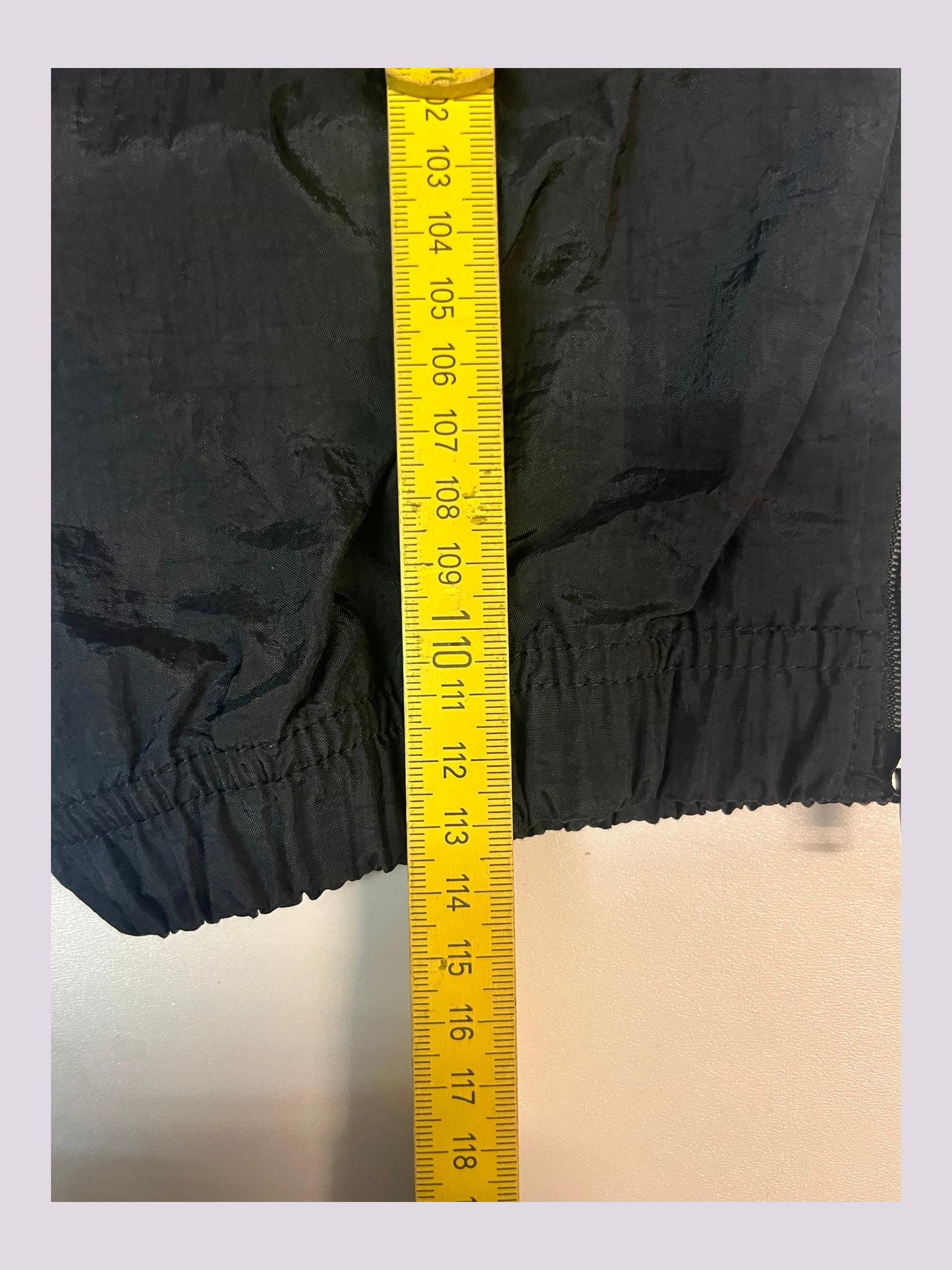 Entdecke unsere Vintage Track Pants von Nike und anderen Marken, erhältlich bei Valuxery.de - Dein Shop für trendige Vintage - Kleidung. Unsere Track Pants sind aus hochwertigen Materialien und