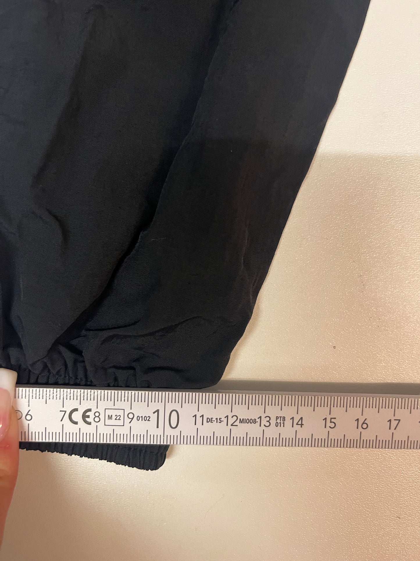 Entdecke unsere Vintage Track Pants von Nike und anderen Marken, erhältlich bei Valuxery.de - Dein Shop für trendige Vintage - Kleidung. Unsere Track Pants sind aus hochwertigen Materialien und