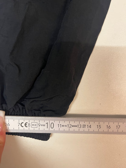 Entdecke unsere Vintage Track Pants von Nike und anderen Marken, erhältlich bei Valuxery.de - Dein Shop für trendige Vintage - Kleidung. Unsere Track Pants sind aus hochwertigen Materialien und