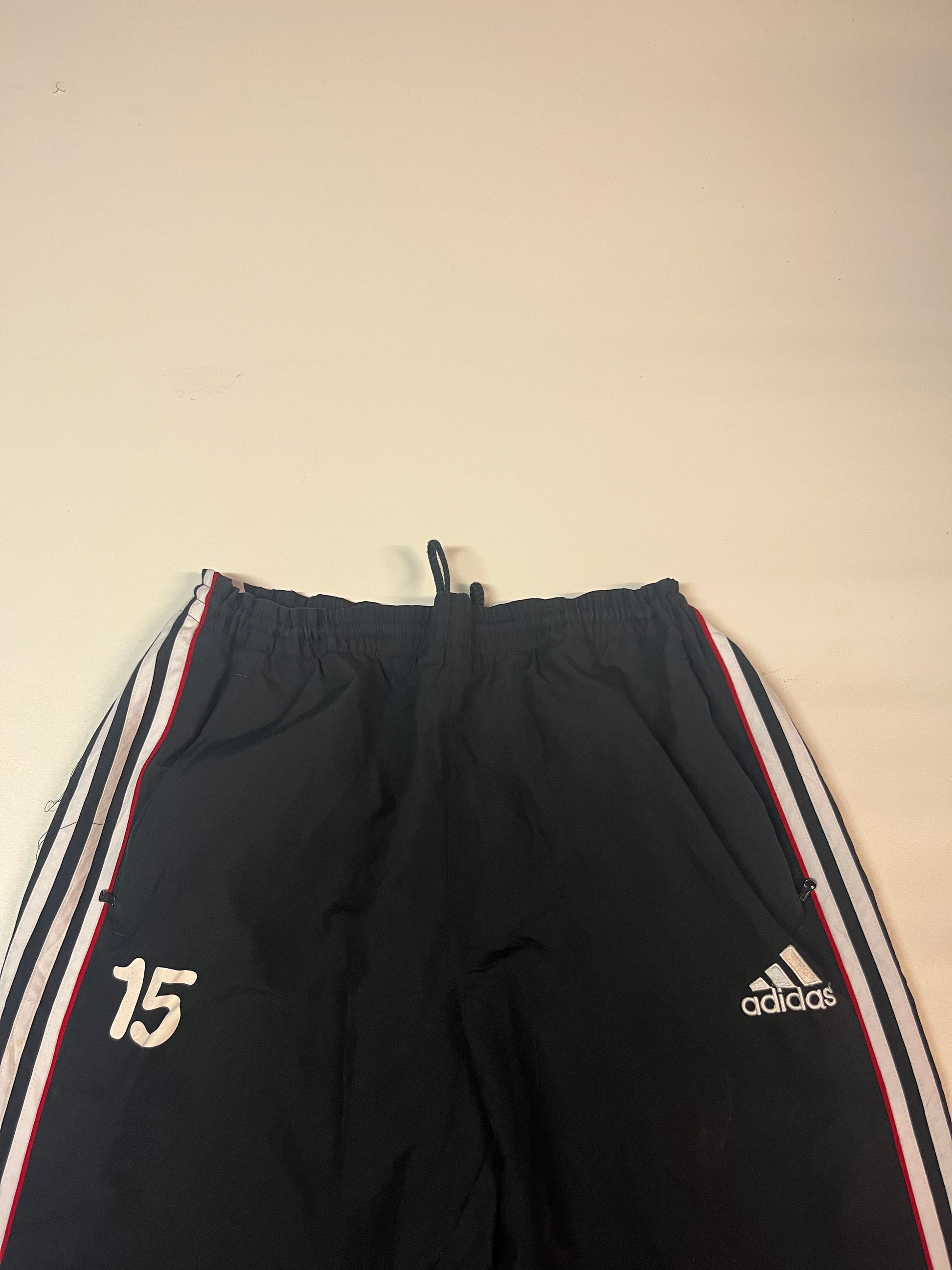 Entdecke unsere Vintage Track Pants von Nike und anderen Marken, erhältlich bei Valuxery.de - Dein Shop für trendige Vintage - Kleidung. Unsere Track Pants sind aus hochwertigen Materialien und