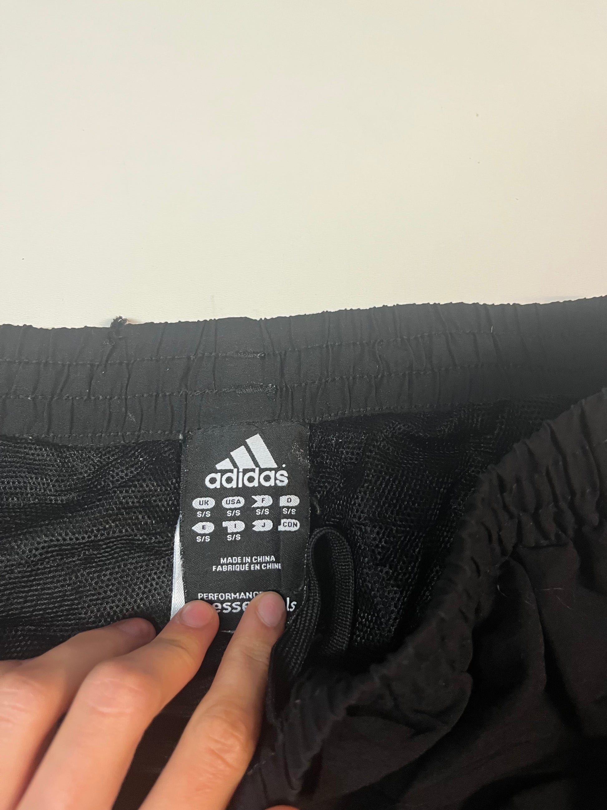 Entdecke unsere Vintage Track Pants von Nike und anderen Marken, erhältlich bei Valuxery.de - Dein Shop für trendige Vintage - Kleidung. Unsere Track Pants sind aus hochwertigen Materialien und