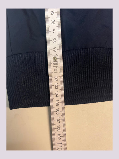 Entdecke unsere Vintage Track Pants von Nike und anderen Marken, erhältlich bei Valuxery.de - Dein Shop für trendige Vintage - Kleidung. Unsere Track Pants sind aus hochwertigen Materialien und