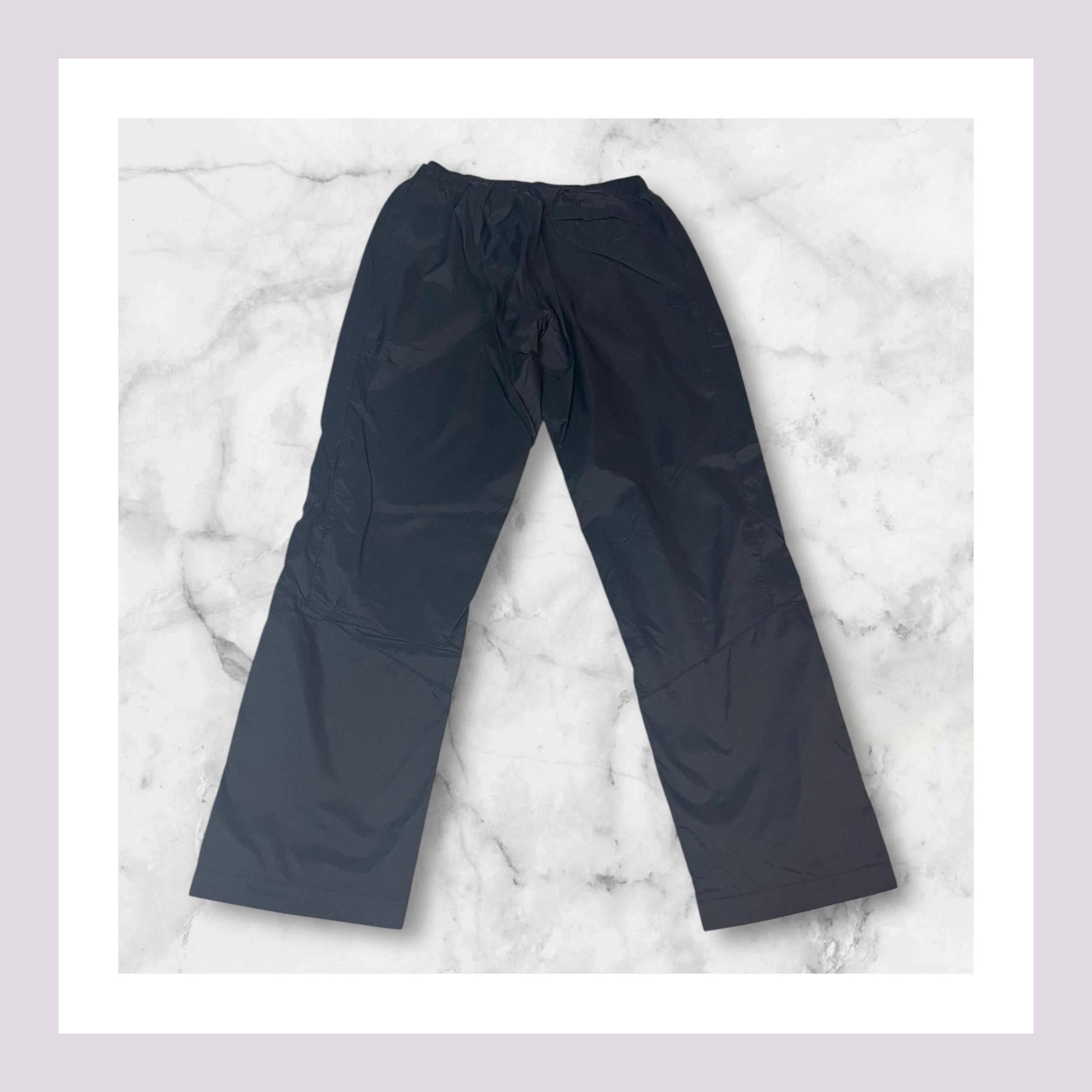 Entdecke unsere Vintage Track Pants von Nike und anderen Marken, erhältlich bei Valuxery.de - Dein Shop für trendige Vintage - Kleidung. Unsere Track Pants sind aus hochwertigen Materialien und