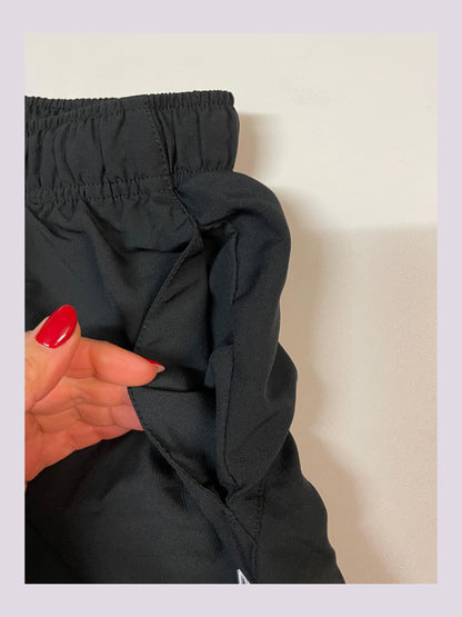 Entdecke unsere Vintage Track Pants von Nike und anderen Marken, erhältlich bei Valuxery.de - Dein Shop für trendige Vintage - Kleidung. Unsere Track Pants sind aus hochwertigen Materialien und