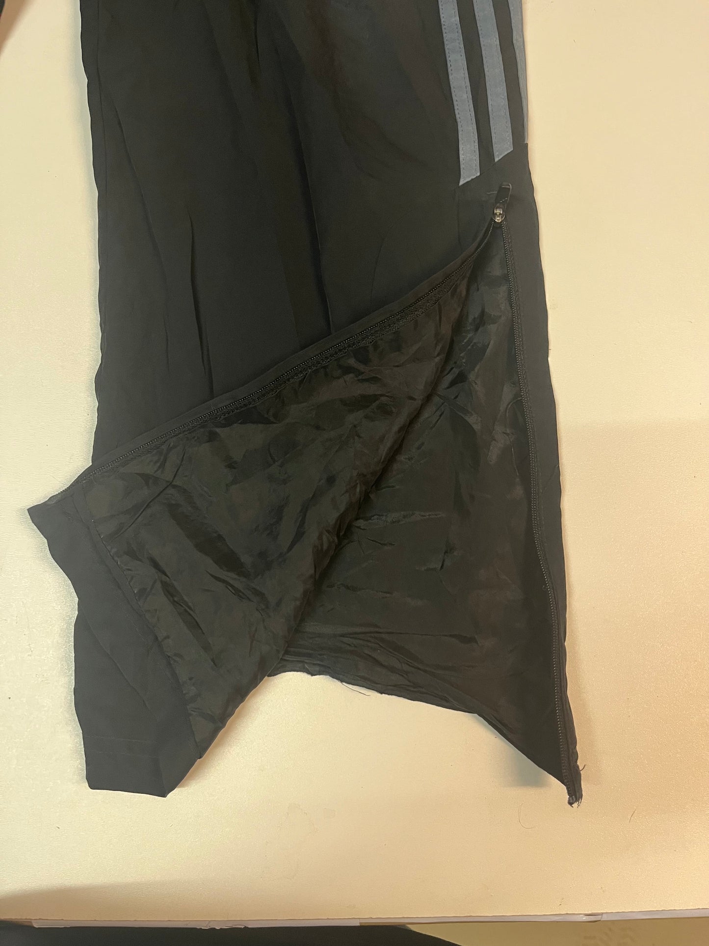 Entdecke unsere Vintage Track Pants von Nike und anderen Marken, erhältlich bei Valuxery.de - Dein Shop für trendige Vintage - Kleidung. Unsere Track Pants sind aus hochwertigen Materialien und