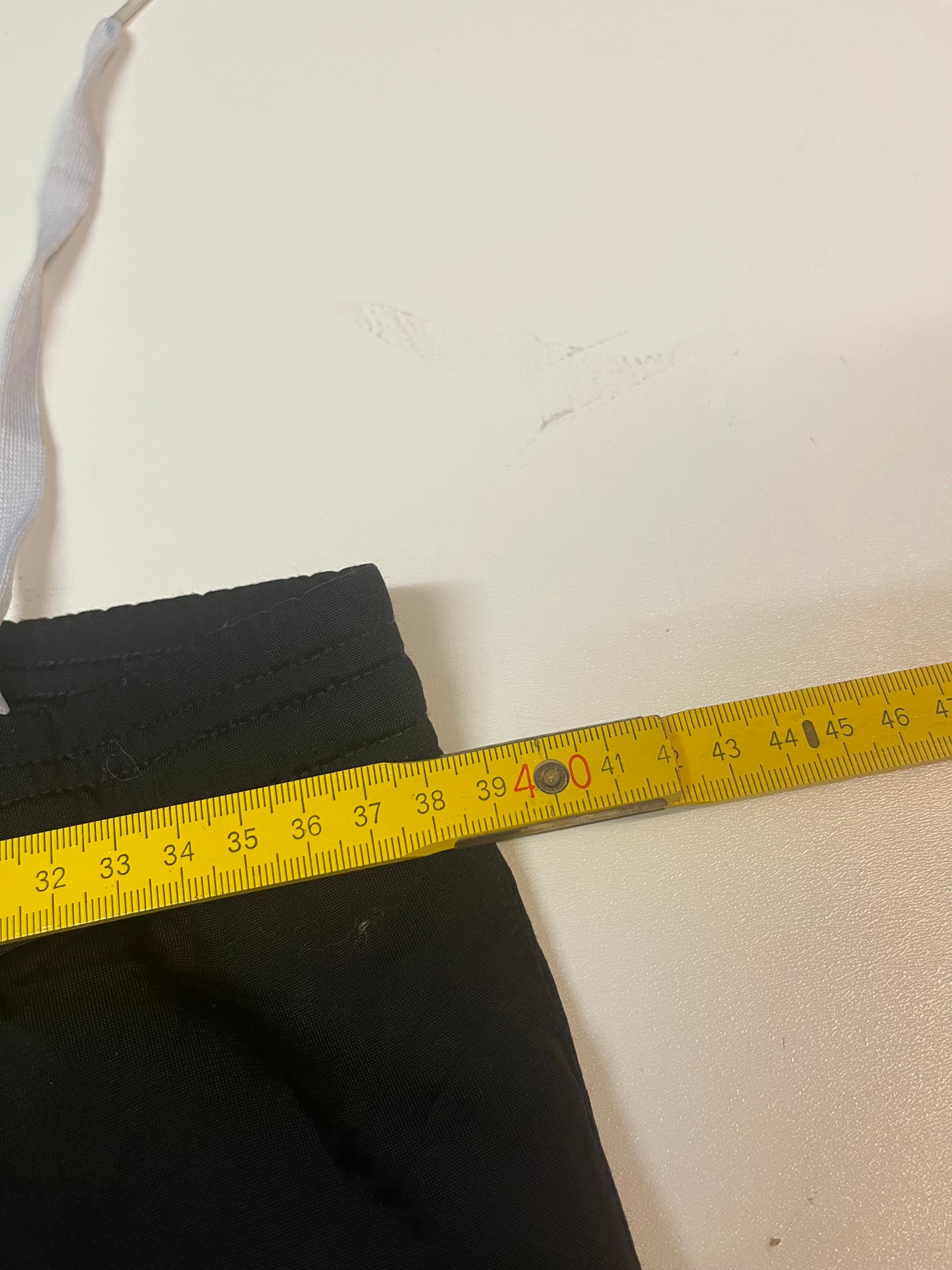 Entdecke unsere Vintage Track Pants von Nike und anderen Marken, erhältlich bei Valuxery.de - Dein Shop für trendige Vintage - Kleidung. Unsere Track Pants sind aus hochwertigen Materialien und