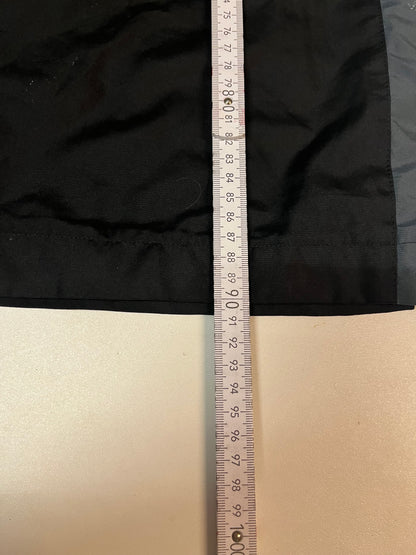 Entdecke unsere Vintage Track Pants von Nike und anderen Marken, erhältlich bei Valuxery.de - Dein Shop für trendige Vintage - Kleidung. Unsere Track Pants sind aus hochwertigen Materialien und