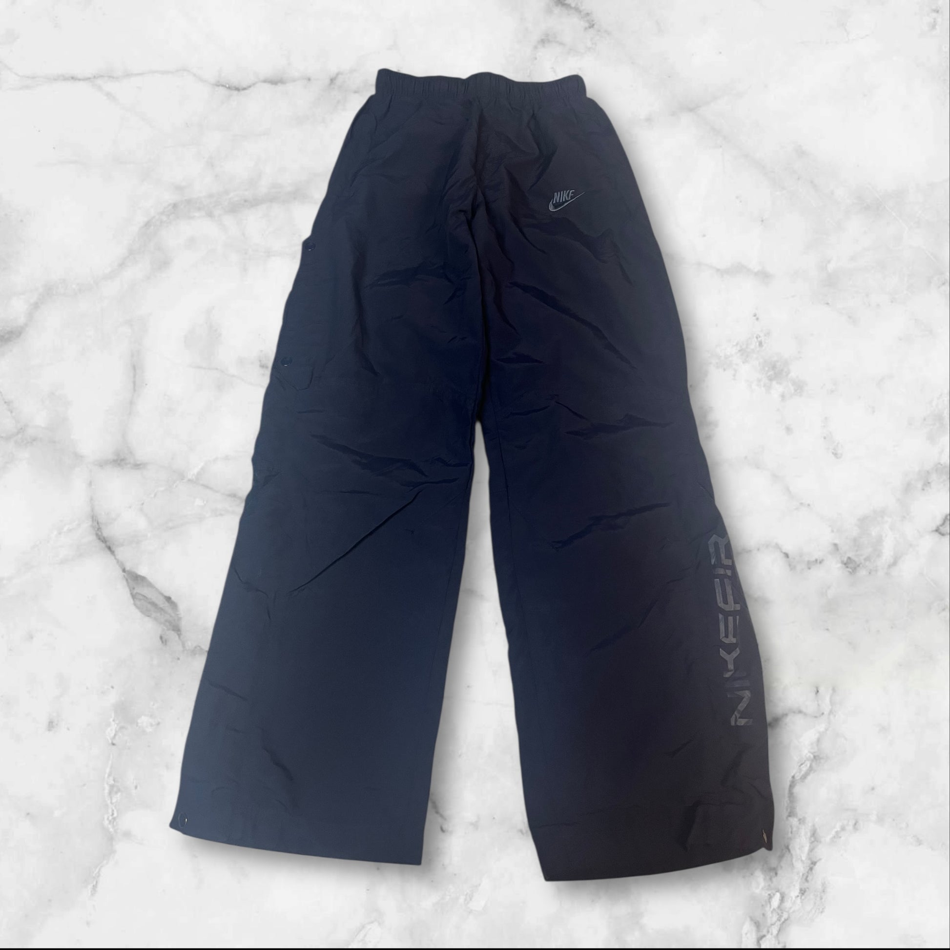 Entdecke unsere Vintage Track Pants von Nike und anderen Marken, erhältlich bei Valuxery.de - Dein Shop für trendige Vintage - Kleidung. Unsere Track Pants sind aus hochwertigen Materialien und