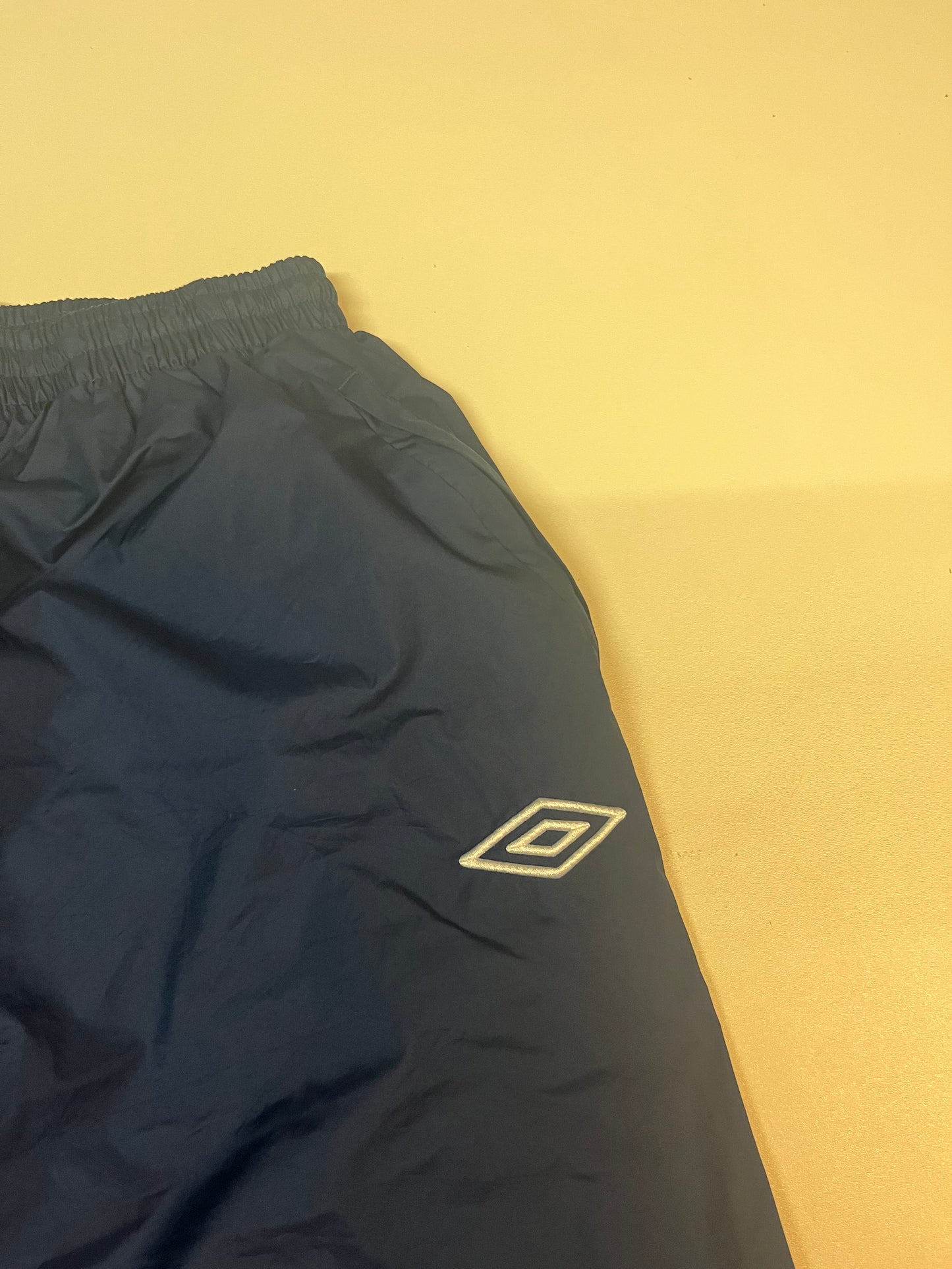 Entdecke unsere Vintage Track Pants von Nike und anderen Marken, erhältlich bei Valuxery.de - Dein Shop für trendige Vintage - Kleidung. Unsere Track Pants sind aus hochwertigen Materialien und