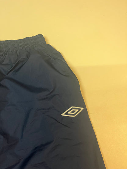 Entdecke unsere Vintage Track Pants von Nike und anderen Marken, erhältlich bei Valuxery.de - Dein Shop für trendige Vintage - Kleidung. Unsere Track Pants sind aus hochwertigen Materialien und