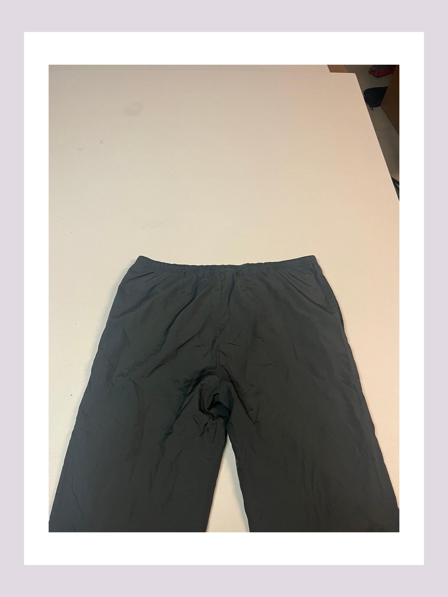 Entdecke unsere Vintage Track Pants von Nike und anderen Marken, erhältlich bei Valuxery.de - Dein Shop für trendige Vintage - Kleidung. Unsere Track Pants sind aus hochwertigen Materialien und