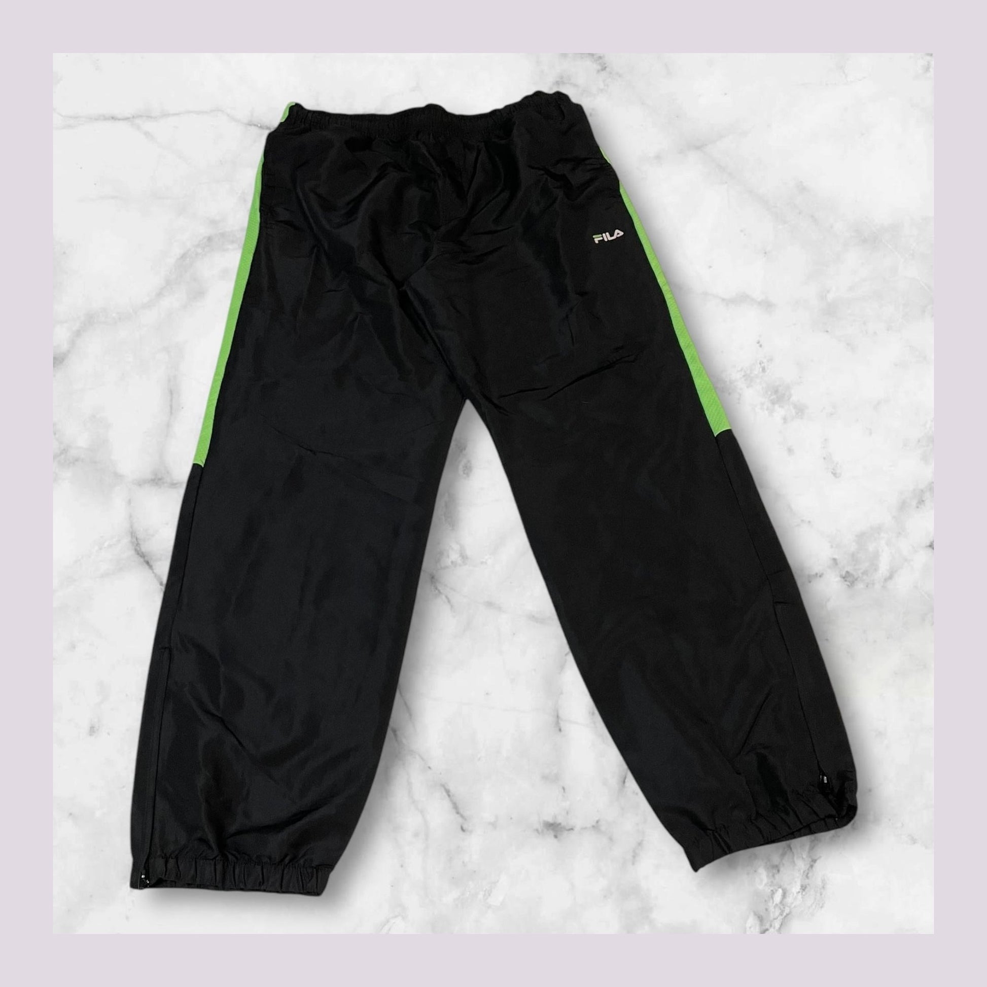 Entdecke unsere Vintage Track Pants von Nike und anderen Marken, erhältlich bei Valuxery.de - Dein Shop für trendige Vintage - Kleidung. Unsere Track Pants sind aus hochwertigen Materialien und