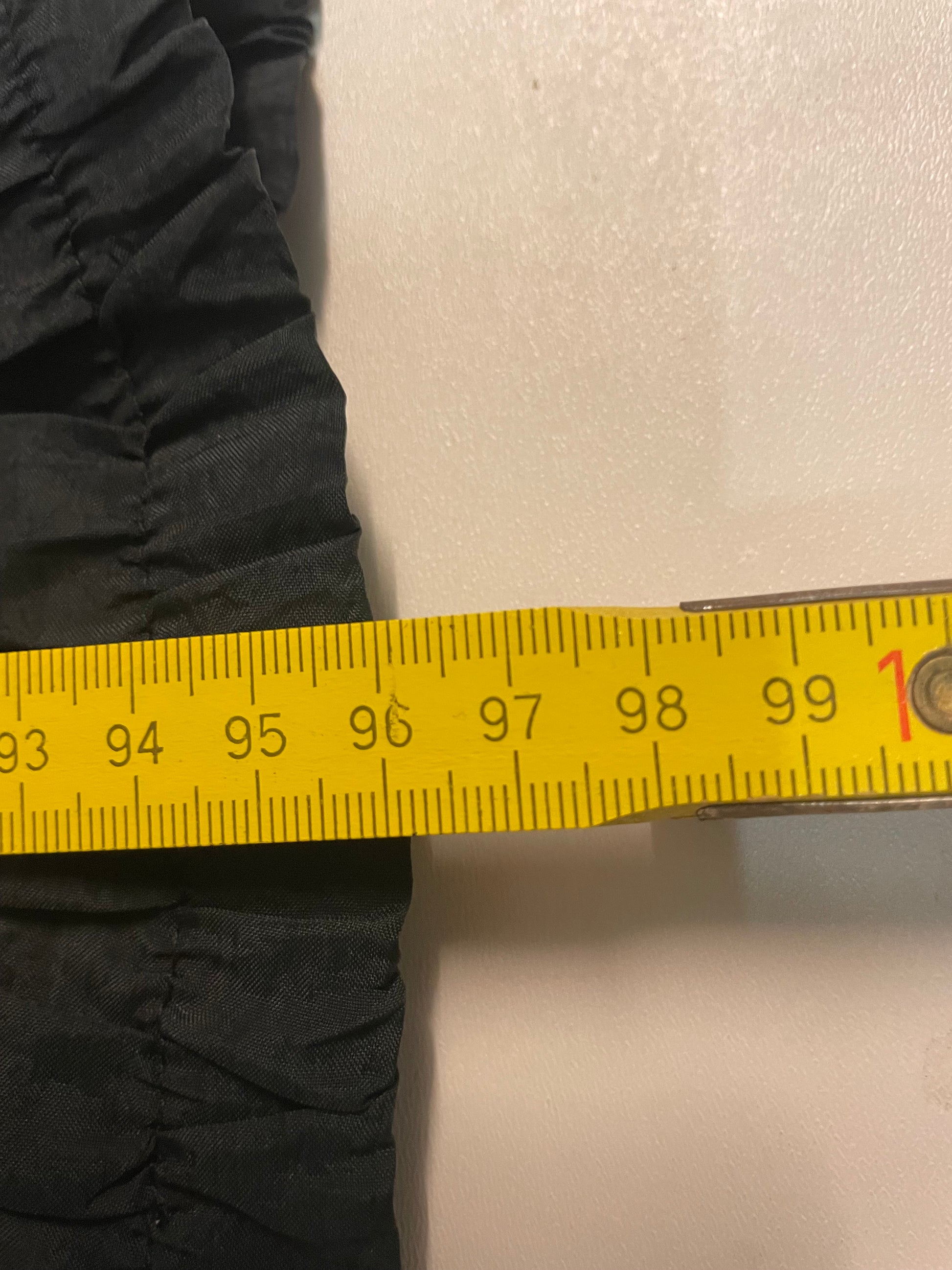 Entdecke unsere Vintage Track Pants von Nike und anderen Marken, erhältlich bei Valuxery.de - Dein Shop für trendige Vintage - Kleidung. Unsere Track Pants sind aus hochwertigen Materialien und