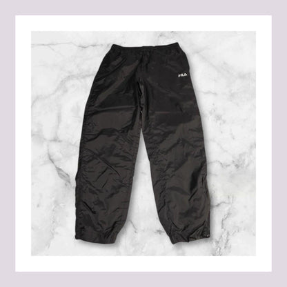 Entdecke unsere Vintage Track Pants von Nike und anderen Marken, erhältlich bei Valuxery.de - Dein Shop für trendige Vintage - Kleidung. Unsere Track Pants sind aus hochwertigen Materialien und